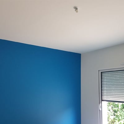Peinture bleue d'une chambre par Mathieu Peinture à Orléans